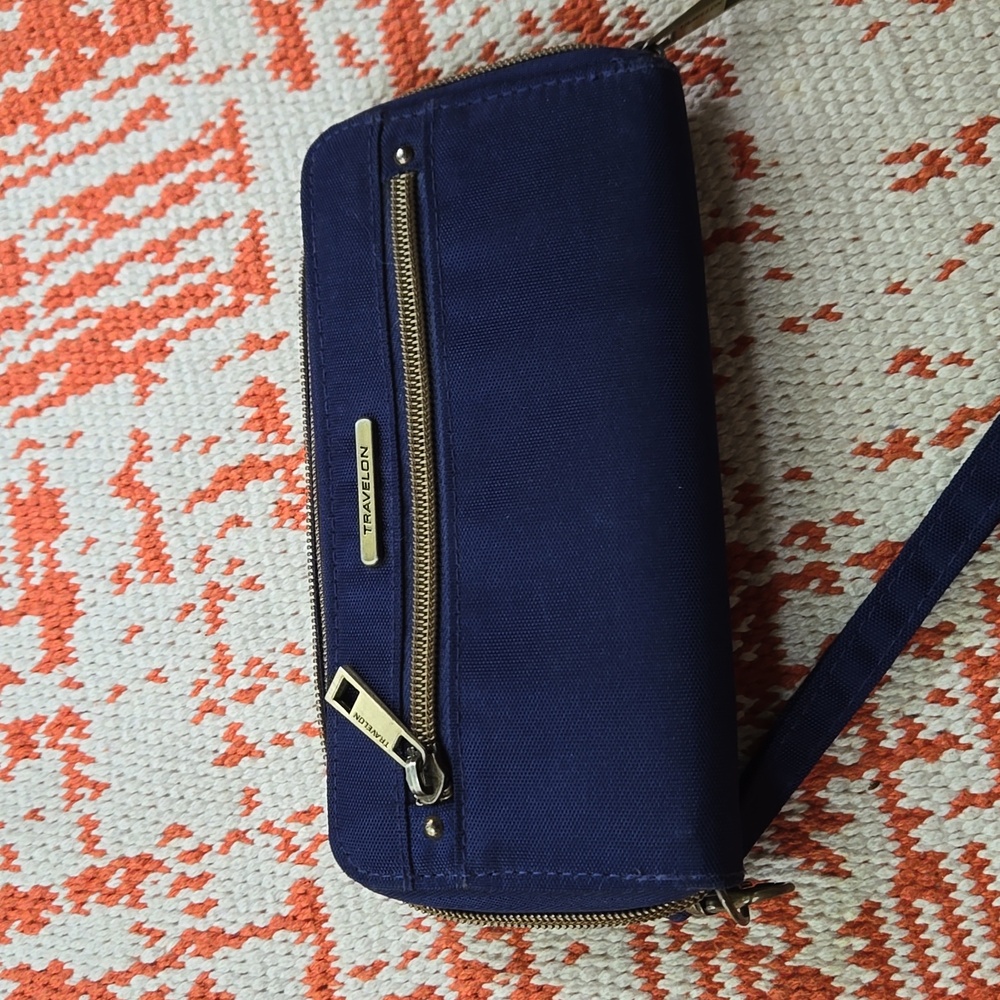 Travelon long zip blue